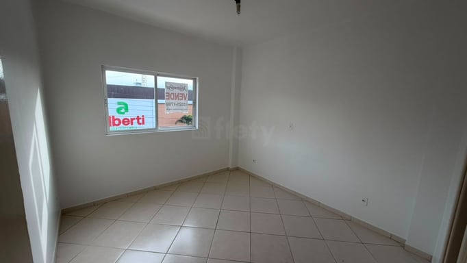 Apartamento à venda com 3 dormitórios, 2 banheiros e 2 vagas de garagens no bairro Presidente Médici