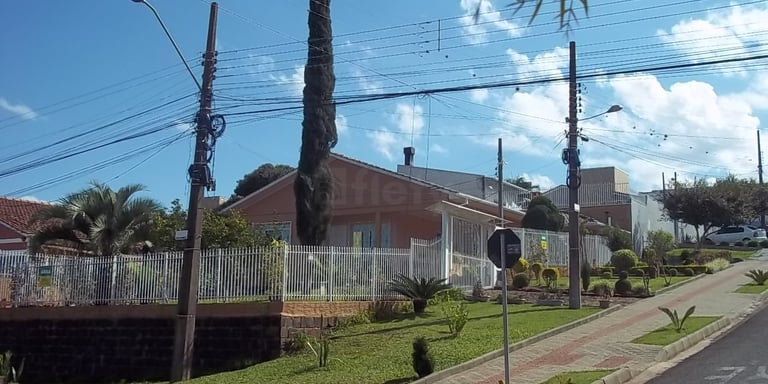 Casa à venda com 3 dormitórios, 2 banheiros, 2 vagas de garagens e 109m² de área privativa no bairro Centro