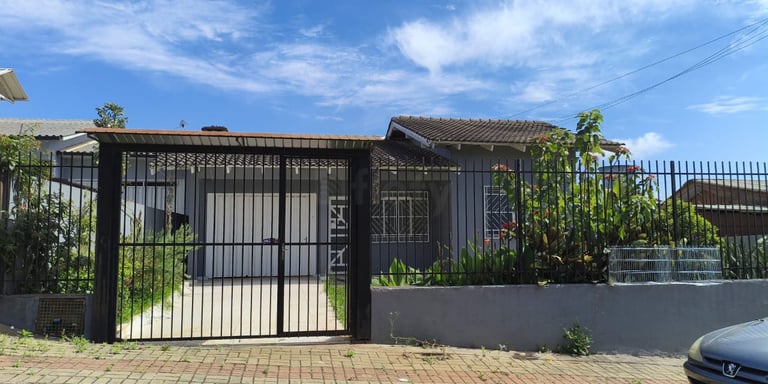 Casa para alugar com 3 dormitórios, 2 banheiros, 1 vaga de garagem e 100m² de área privativa no bairro Vila Real