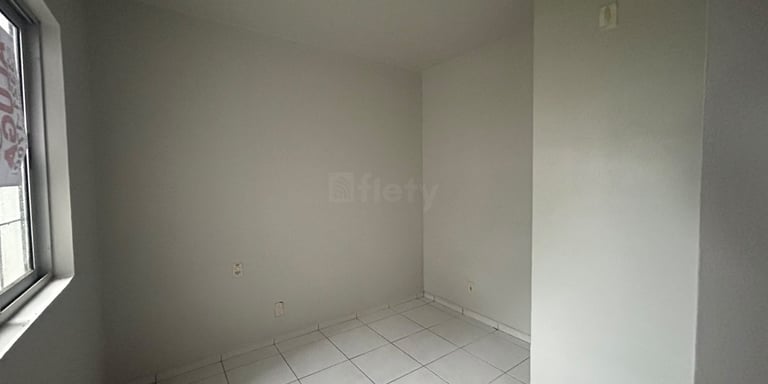 Apartamento para alugar com 2 dormitórios, 1 banheiro, 1 vaga de garagem e 56m² de área privativa no bairro Pinheirinho